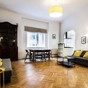 kopernika-srodmiescie-apartment.warsawhotelspoland.com/